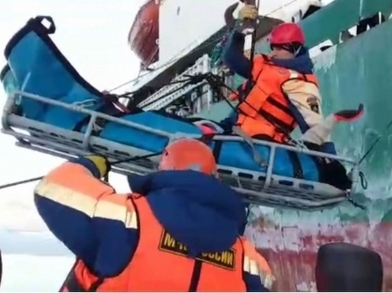 Магаданские спасатели помогли пострадавшему на судне в Охотском море