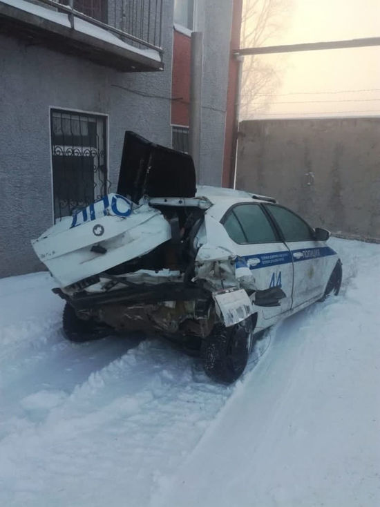 Грузовик в Кузбассе превратил машину полицейских в груду металла, двое пострадали