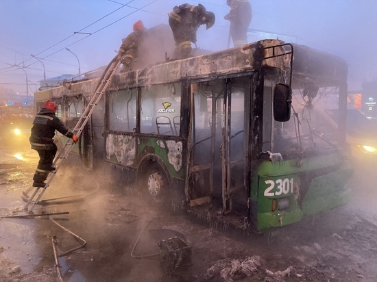 Троллейбус вспыхнул и полностью выгорел на площади Маркса в Новосибирске