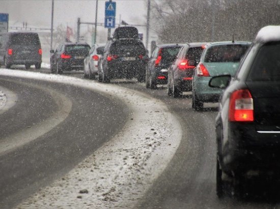 В Челябинске из-за снегопада образовались пробки на дорогах