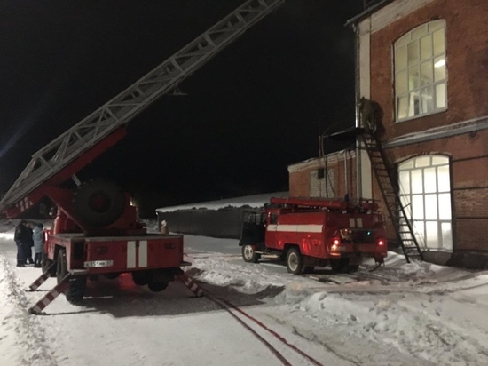 Ночью ивановские пожарные тушили загоревшуюся крышу здания