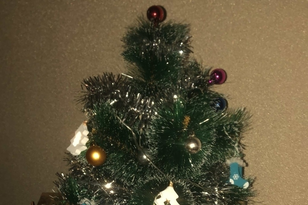 Пихта на новый год. Узкая елка. Искусственная елка интерьер. Елка искусственная. Можно ли ставить искусственную елку в 2024.