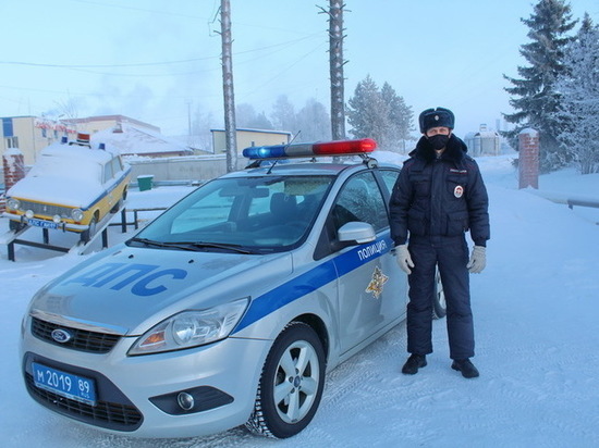 На Ямале полицейские спасли еще одного замерзающего водителя
