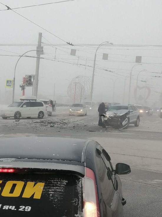 Автомобильная авария на кемеровском мосту парализовала движение автотранспорта