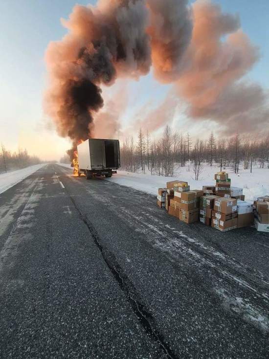 Водитель спас груз: на трассе Ямала полыхал грузовик с лекарствами