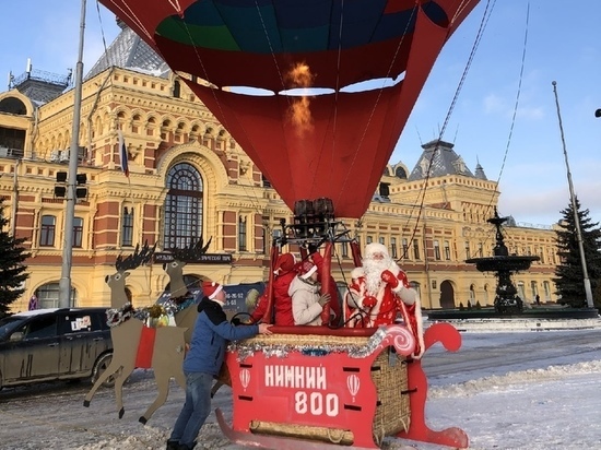 Дед Мороз отправился в полет на воздушном шаре над Стрелкой