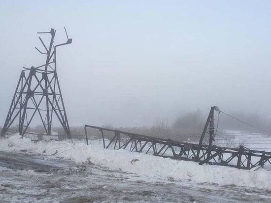 Обрушившаяся опора линии электропередач лишила тепла и света жителей одного из городов Кузбасса