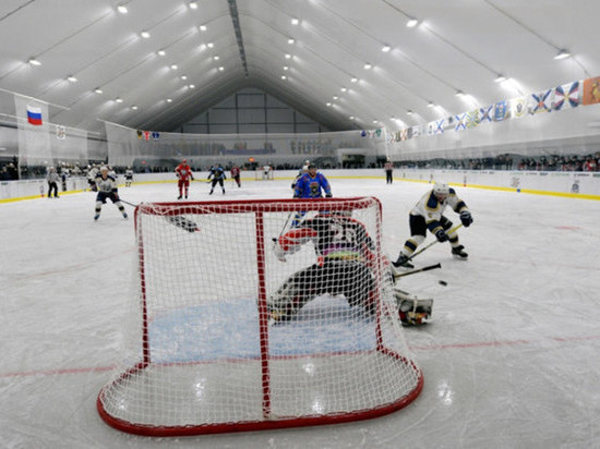 В Североморске первый матч по хоккею с шайбой был проведен на круглогодичной ледовой арене Северного флота