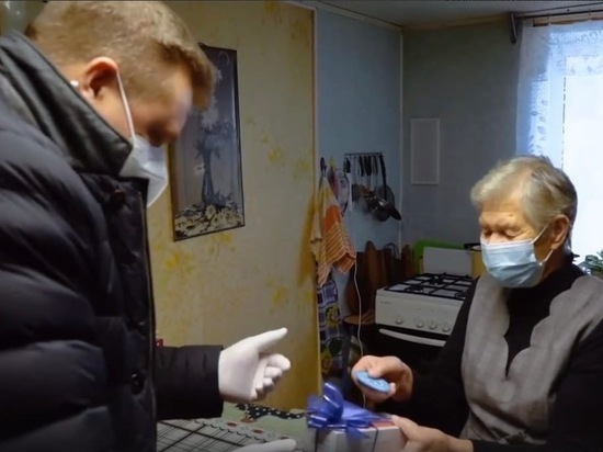 Николай Любимов подарил рязанской пенсионерке смартфон
