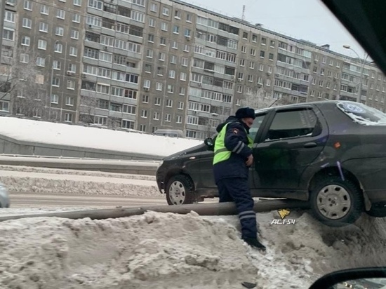 В Новосибирске на Ипподромской магистрали Фиат «повис на заборе»