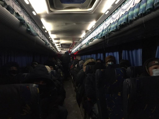 На трассе Ямала в сломавшемся автобусе чуть не замерзли 30 вахтовиков