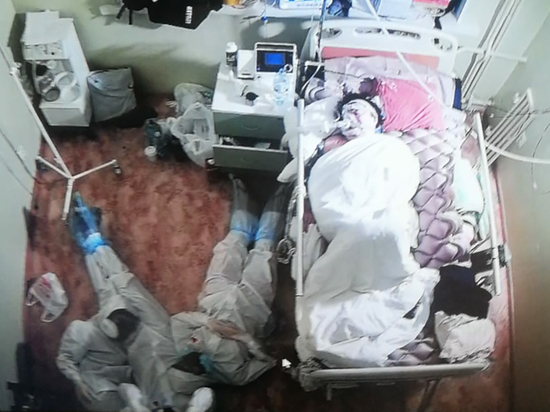 Студенты-медики уснули на полу, продежурив ночь у кровати тяжелобольного пациента