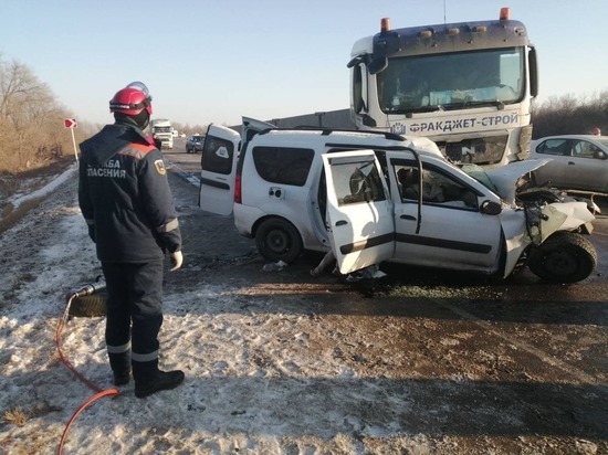 Трое погибли в аварии с грузовиком в Саратовской области