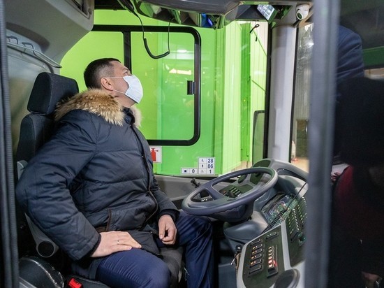 Псковский губернатор попробовал себя на месте водителя автобуса