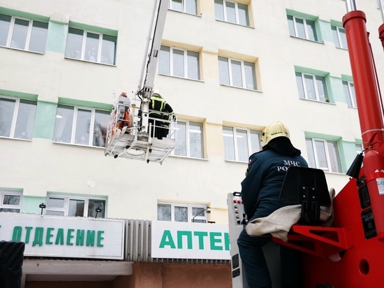 Во Владимире Дед Мороз с пожарного подъемника поздравил маленьких пациентов ОДКБ