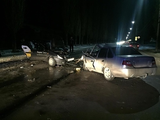 В Шахтах такси с 16-летним пассажиром попало в аварию