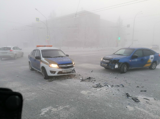 Машины такси и охраны попали в тройное ДТП на оживлённом кемеровском перекрёстке