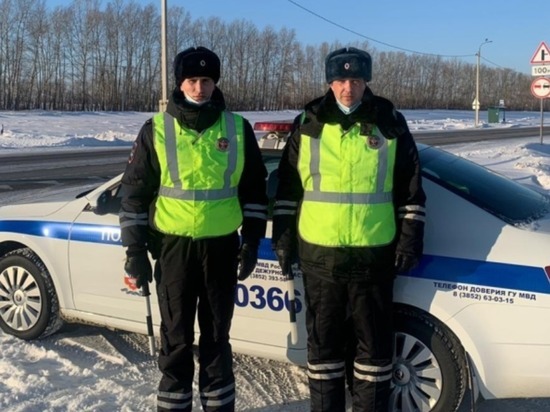 Экипаж ДПС спас замерзающих мужчин в заглохшем авто на алтайской трассе