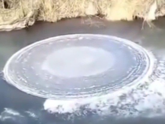На Алтае туристы обнаружили вращающиеся ледяные круги на реке