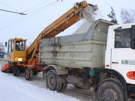 Больше 100 машин и почти 150 человек очищают Барнаул от снега