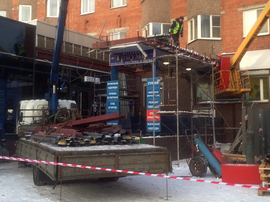 Рабочие демонтируют козырёк магазина рядом с «Невским пассажем»