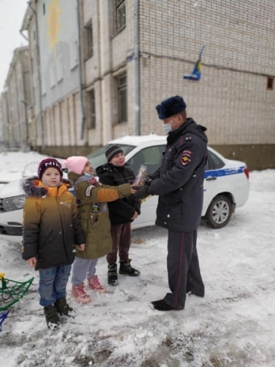Великолукские полицейские стали Дедами Морозами для сирот