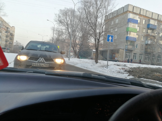 В Кузбассе водитель иномарки двигался по дороге с односторонним движением навстречу транспорту, на чем и попался