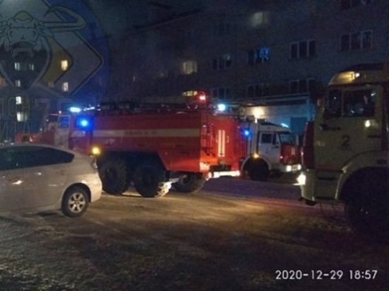 Четырех человек эвакуировали из горящего общежития в Чите