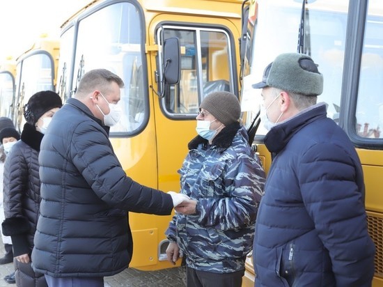 Любимов вручил ключи от новых школьных автобусов