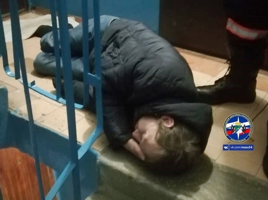 В Новосибирске выгнанный из дома муж застрял головой в перилах