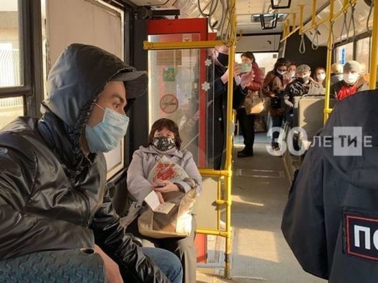 Казанцы продолжают игнорировать масочный режим в общественном транспорте