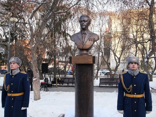 В Челябинске открыли памятник Николаю Патоличеву