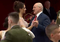 Президент Белоруссии Александр Лукашенко принял участие в новогоднем балу для молодежи в Дворце Независимости, который является резиденцией главы государства