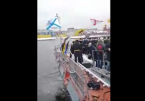 Во время торжественной церемонии поднятия флага на корвете «Гремящий» оператор канала «Город Плюс» из Санкт-Петербурга рухнул за борт