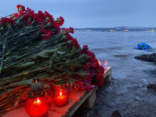 На берегу Кольского залива в Мурманске прошёл траурный митинг памяти моряков, погибших на судне «Онега»