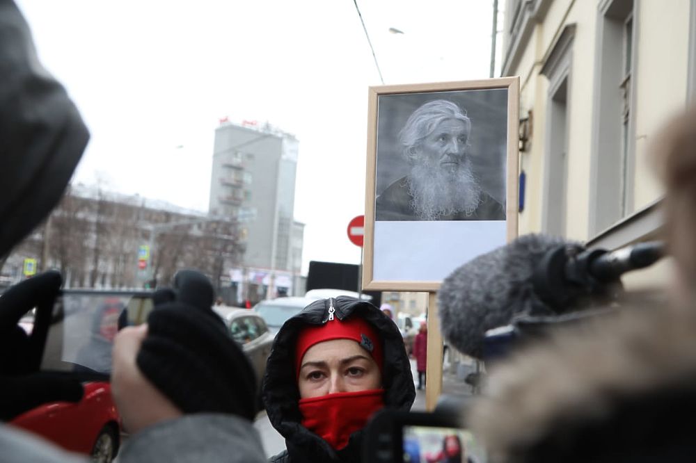 Верующие собрались у здания суда, чтобы "спасти" бывшего схиигумена Сергия