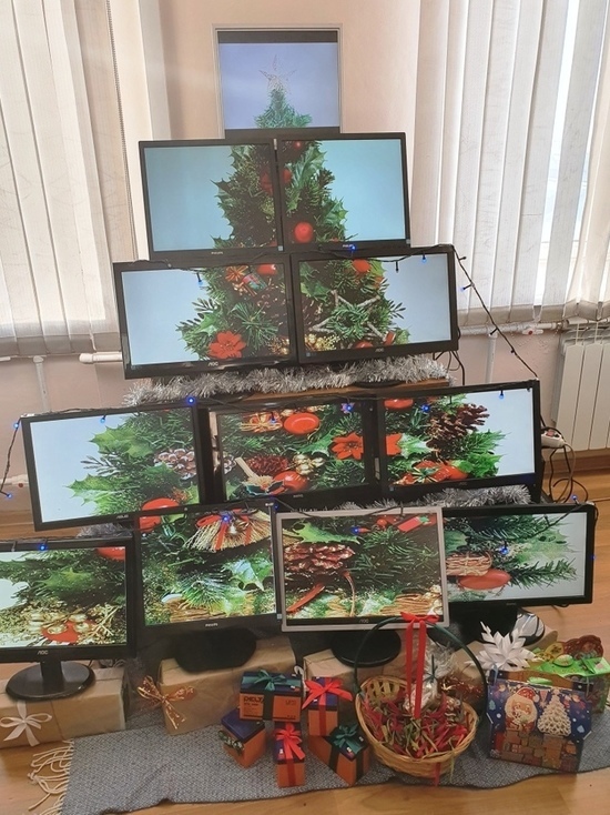 Сотрудники Верховного суда Бурятии соорудили новогоднюю ёлку из 12 мониторов