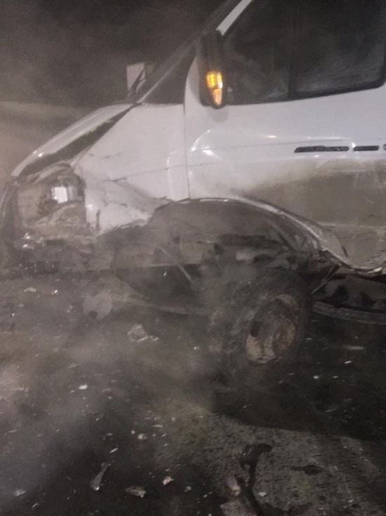 ГАЗель и иномарка столкнулись лоб в лоб на Логовом шоссе в Кемерове