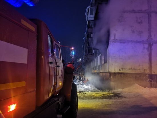 Пожарная охрана спасла 5 человек из горящей многоэтажки в Магадане