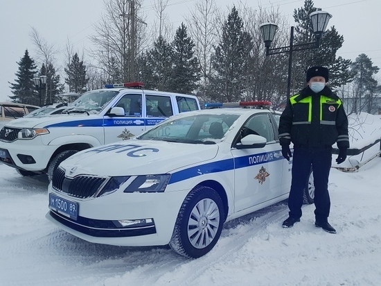 Инспектор ГИБДД Ноябрьска не дал замерзнуть на трассе семье с ребенком