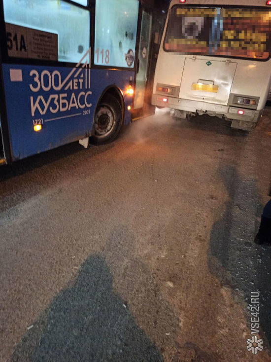 Автобус и маршрутка столкнулись ранним утром в центре Кемерова