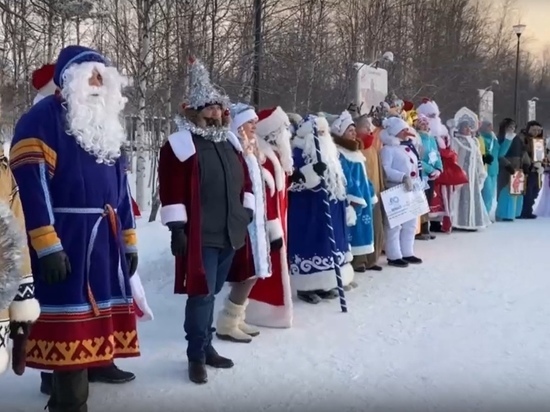 Наступающий Новый год в Муравленко отметили парадом Дедов Морозов