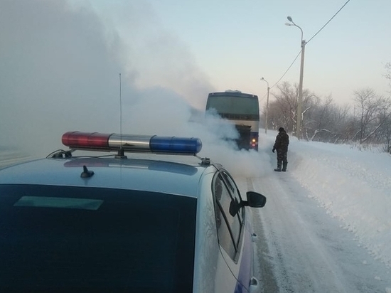 Алтайские полицейские спасли автобус с замерзающими пассажирами