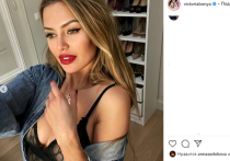 Телеведущая и модель Виктория Боня опубликовала в Instagram откровенное фото, на котором она позирует в прозрачном боди и джинсовой куртке