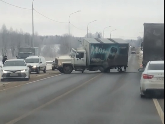 В Костромской области сломанный грузовик перекрыл трассу