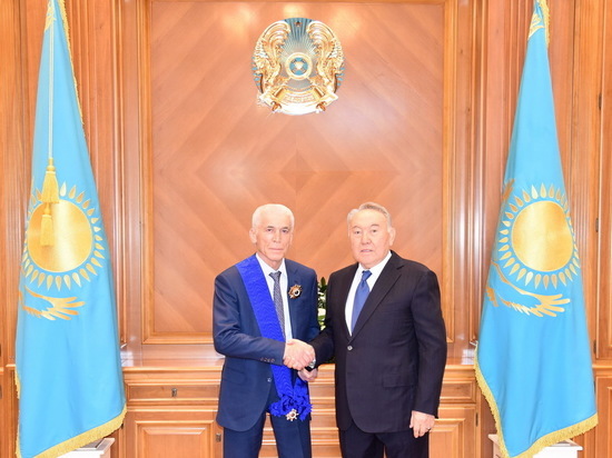 Орденом «Первый Президент Республики Казахстан — Лидер Нации Нурсултан Назарбаев» награждаются выдающиеся государственные и общественные деятели страны