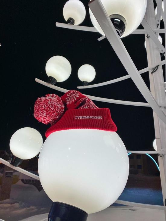 Глава Губкинского раздает красные шапки за яркие новогодние снимки