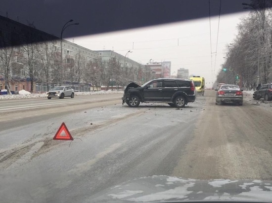 Внедорожники столкнулись лоб в лоб на оживлённом проспекте в Кемерове