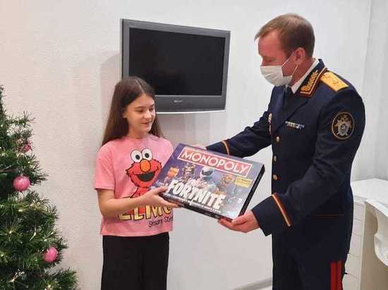 Главный следователь Ямала подарил школьнице на Новый год «Монополию»