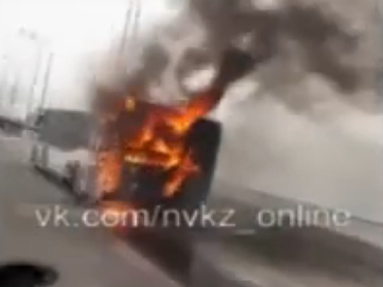 Автобус загорелся на мосту в Кемеровской области